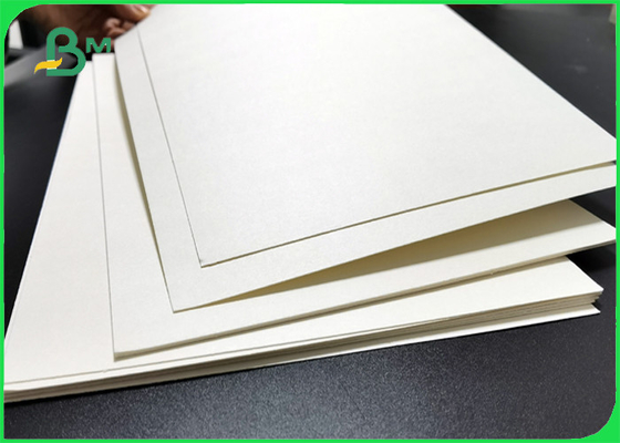 Biała tablica o gramaturze 390 g / m2 0,7 mm Gruby niepowlekany arkusz papieru podkładkowego 400 * 580 mm