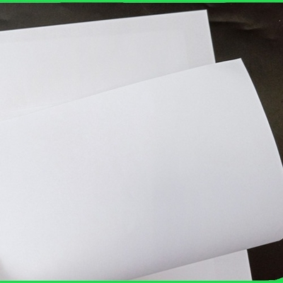 Gęstość 60 gsm - 120 gsm Wysoka białość104% Papier offsetowy do książek szkolnych