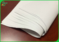 Biały, gładki papier bezdrzewny o gramaturze 50 g / m2, niepowlekany papier offsetowy 787 mm w rolce